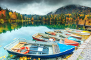Красочные лодки на озере Фузине, Италия