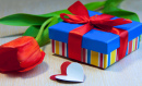 Подарочная коробка, сердечки и цветы