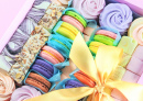 Цветные конфеты в подарочной коробке к празднику