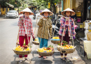 Продавцы фруктов в Хойане, Вьетнам