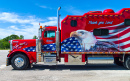Украшенный грузовик вдоль шоссе 66, Миссури, США