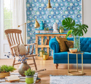 Синий дизайн дома и деревянное кресло-качалка
