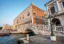 Мост через канал в Венеции, Италия