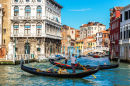Гондола на Гранд-канале в Венеции