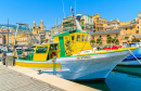 Красочная рыбацкая лодка в гавани Бастии