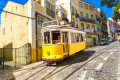 Старинный трамвай в центре Лиссабона