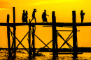 Силуэты на мосту Убэйн в Мьянме