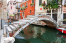 Арочный кирпичный мост в Венеции