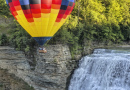 Воздушный шар над водопадом, Мидл Фолс, США