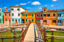 Разноцветные дома и лодки, Италия