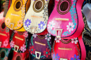 Традиционные мексиканские гитары на рынке