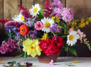 Букет садовых цветов на столе
