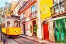 Желтый винтажный трамвай в Лиссабоне, Португалия