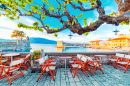 Ресторан на открытом воздухе у моря в Навпактосе