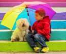 Ребенок с собакой под зонтом