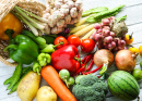 Свежие органические овощи в корзине