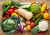 Свежие овощи и фрукты на деревянном столе