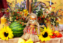 Фото осеннего декора и национальной куклы ручной работы с листьями, арбузами, цветами и урожаем