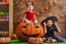 Забавные дети в костюмах на Хэллоуин