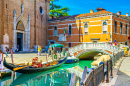 Гондолы на узком канале, Венеция, Италия