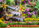 Садовый водопад и цветы