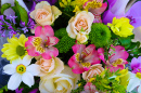 Альстромерии, розы и цветы хризантем