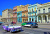 Старые здания и классические автомобили в Гаване, Куба