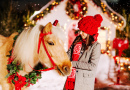 Девушка и ее лошадь в рождественском венке
