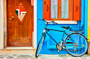 Велосипед припаркован на острове Бурано, Венеция, Италия