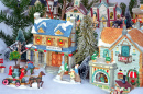 Красочная миниатюрная рождественская деревня