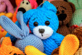Вязаные игрушки в сувенирной лавке