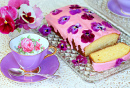 Винтажная фиолетовая чайная чашка и торт
