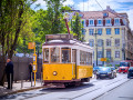 Старинный трамвай в центре Лиссабона, Португалия