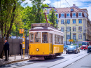 Старинный трамвай в центре Лиссабона, Португалия
