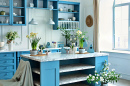 Синий интерьер кухни с цветами