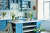 Синий интерьер кухни с цветами