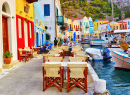 Уличный ресторан с видом на гавань, Греция