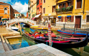 Узкий канал с лодкой в Венеции, Италия