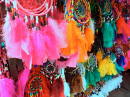 Разноцветные ловцы снов на рынке в Эквадоре