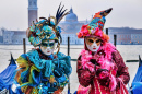 Красивые маски на площади Сан-Марко в Венеции
