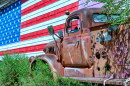 Старый грузовик и американский флаг, шоссе 66, США