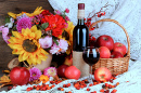 Осенний натюрморт с цветами, яблоками и вином