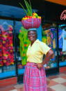 Ямайская женщина с корзиной фруктов