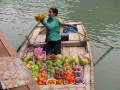 Продавщица фруктов в бухте Халонг