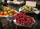 Рамбутаны и фрукты на рынке