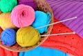 Разноцветные клубки пряжи и вязания