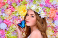 Молодая женщина в цветочном венке с бабочкой