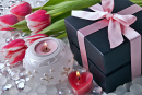 Коробка, свечи и тюльпаны