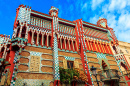 Фасад Casa Vicens в Барселоне, Испания