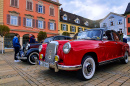 Красный Mercedes W105 1957 года в Людвигсбурге, Германия